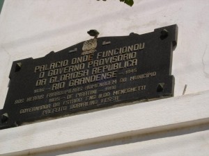 Placa indicativa na fachada do prédio que sediou o Palácio de Governo da República Rio Grandense ,em Piratini-Rs