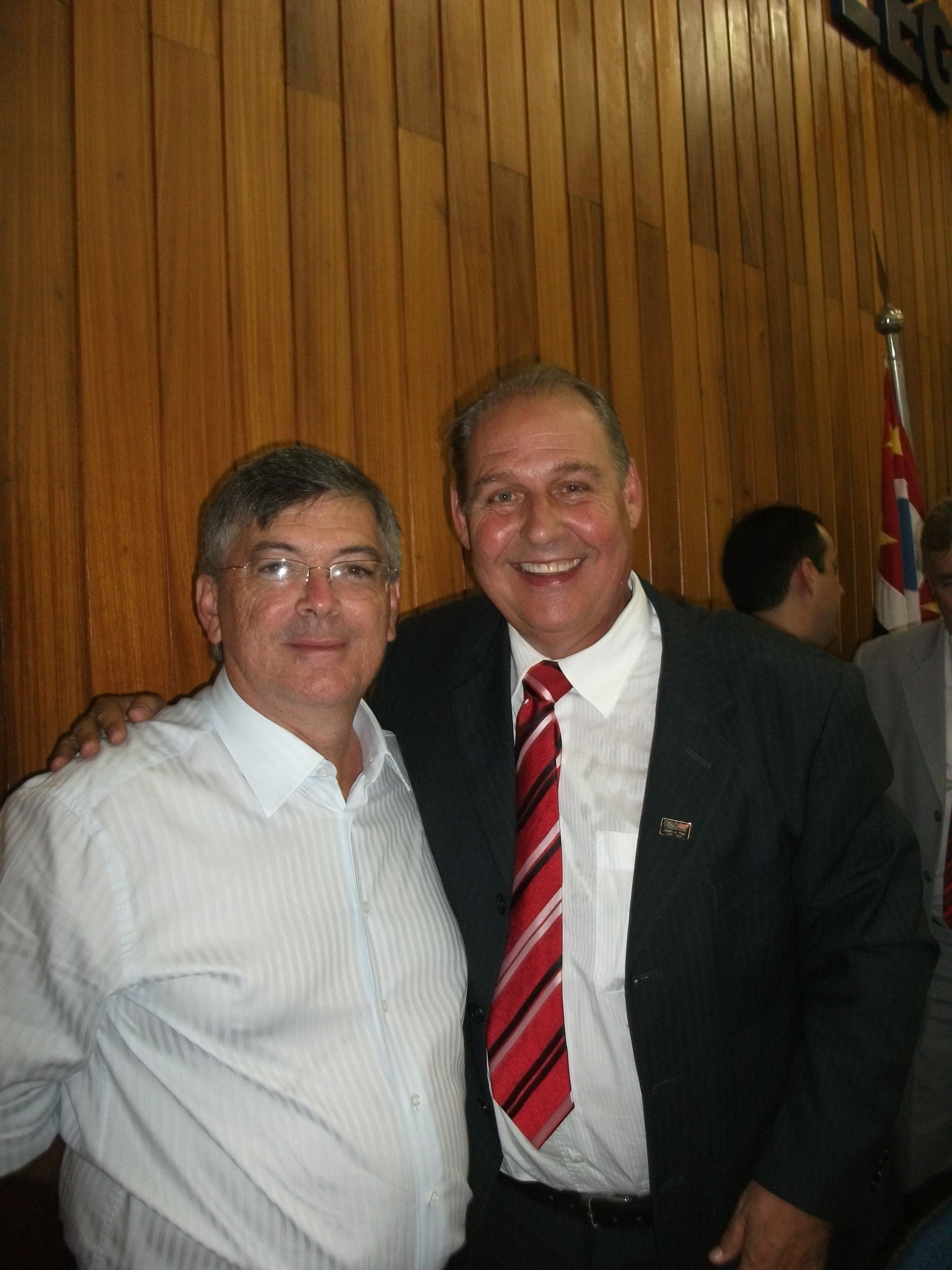 Vice Prefeito de Araras, Carlos Alberto Jacovetti (à esquerda) prestigia Ademir Zanómia na posse como Vice Prefeito de Leme.