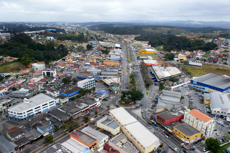 Vista aérea da cidade de Arujá as margens da Rodovia Presidente Dutra no Estado de São Paulo.