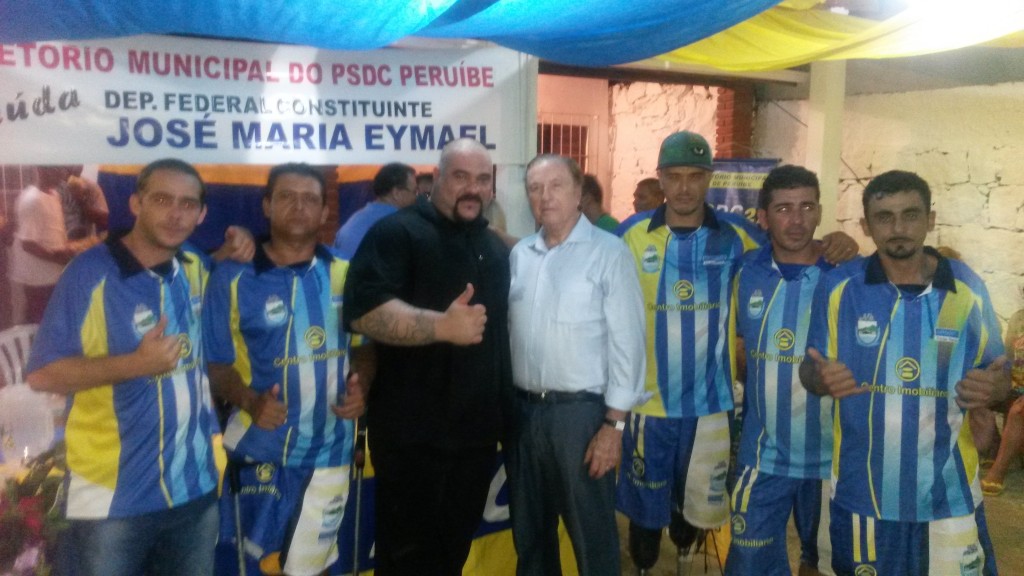 Eymael com o vereador Marcos Mohai e desportistas em Peruíbe