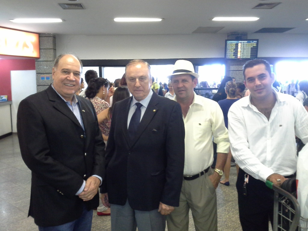 Na chegada a Capital de Goiás, o Presidente Nacional do PSDC, Eymael, é recebido pela comitiva liderada pelo Presidente Estadual do partido, Ademar Borges.