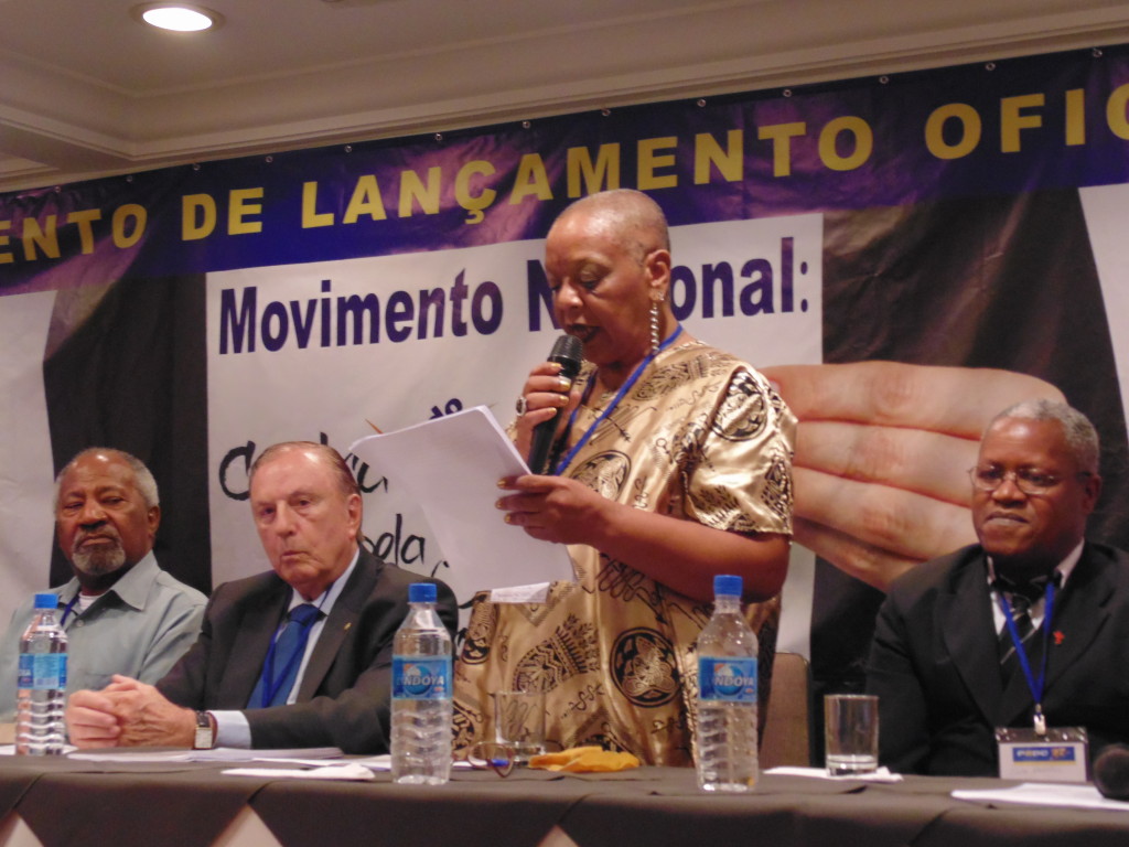 Foto Cleuza lendo o discurso:Ladeada pelo Deputado Federal Constituinte, José Maria Eymael, a Presidente do Movimento Nacional Contra todo tipo de Racismo e pela Igualdade de Oportunidades, emociona os presentes com seu discurso de posse.