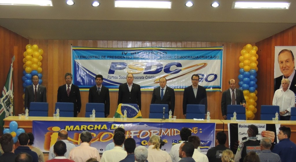  Na abertura da Plenária do VI S-DECRIS de Goiás, o Deputado Federal Constituinte Eymael, ladeado, a direita, pelo Pré-candidato do PSDC ao governo do Estado, Alexandre Magalhães e pelo Presidente Estadual do partido, a esquerda, Ademar Borges.